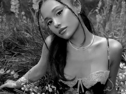 Ariana Grande lance un parfum inspiré de son single "God is a...